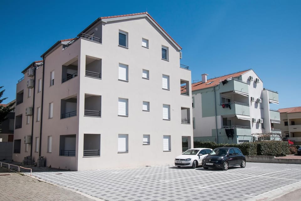 Property building, Day, Neighbourhood, Street view, Location, Parking