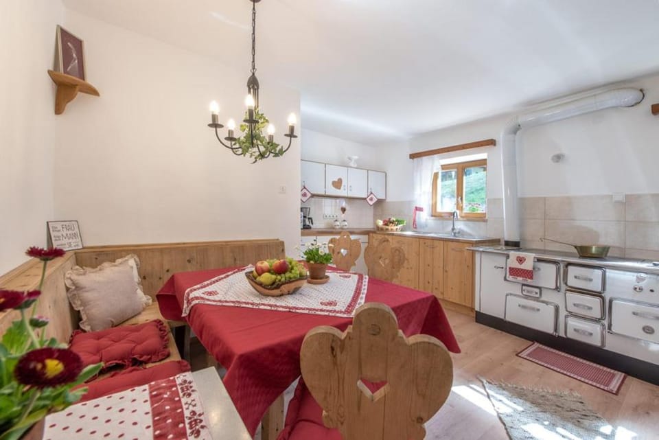 Kitchen or kitchenette, Food and drinks, Seating area, Food