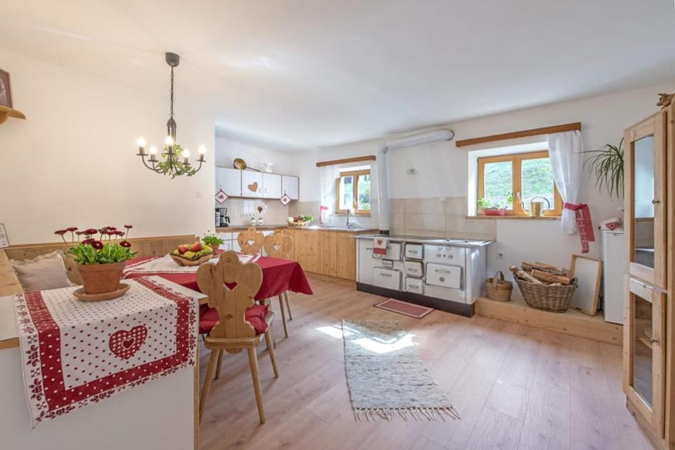Kitchen or kitchenette, Seating area, dishwasher, oven