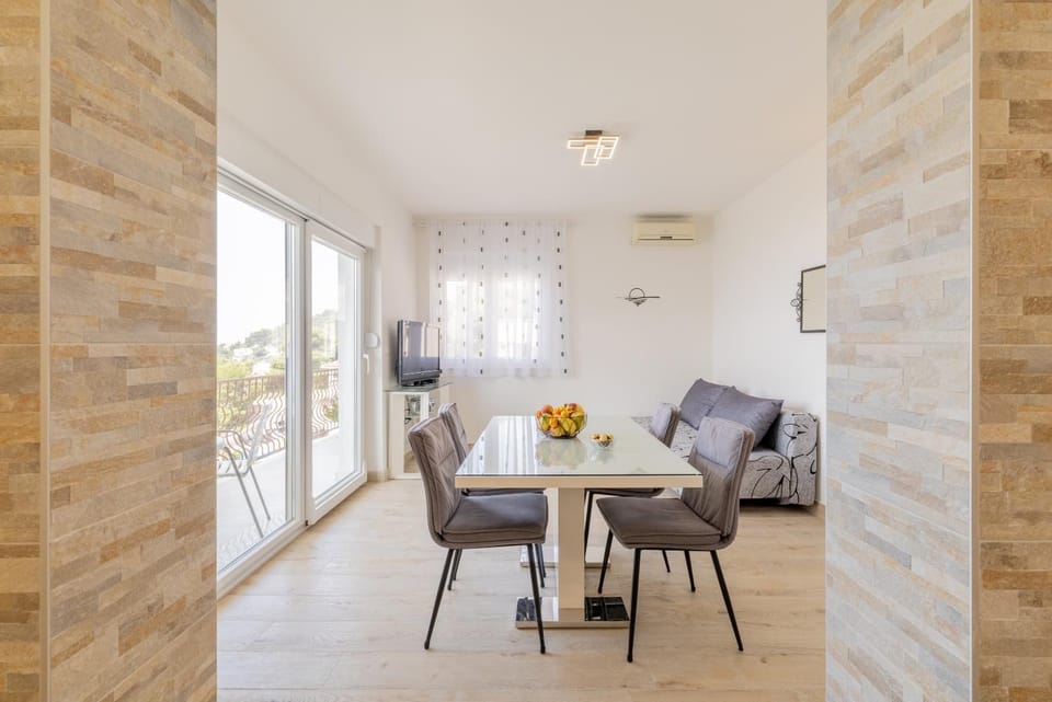 TV and multimedia, Living room, Seating area, Dining area