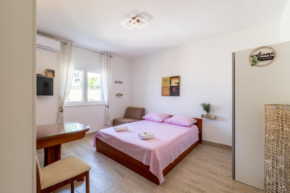 Bed, Dining area, Bedroom
