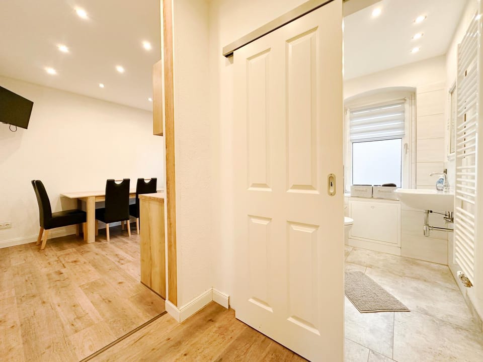Bathroom, Dining area, kitchen