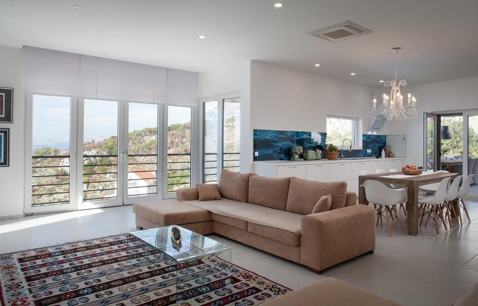 Living room, Seating area, City view, Garden view, Mountain view, Pool view, Sea view