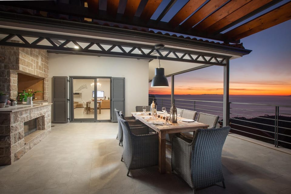BBQ facilities, Balcony/Terrace, Dining area, City view, Garden view, Landmark view, Mountain view, Pool view, Sea view