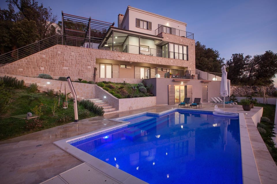 Property building, Balcony/Terrace, City view, Garden view, Landmark view, Mountain view, Pool view, Sea view, Swimming pool, Sunset