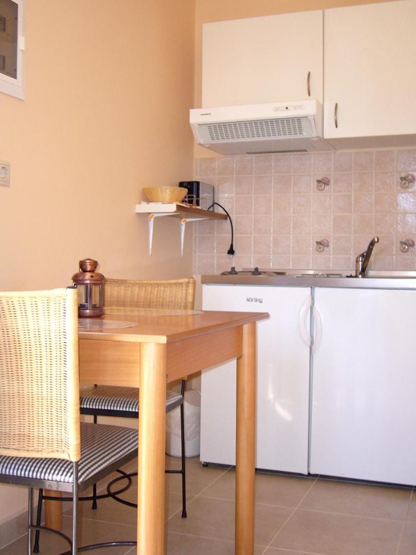Coffee/tea facilities, Kitchen or kitchenette, Dining area