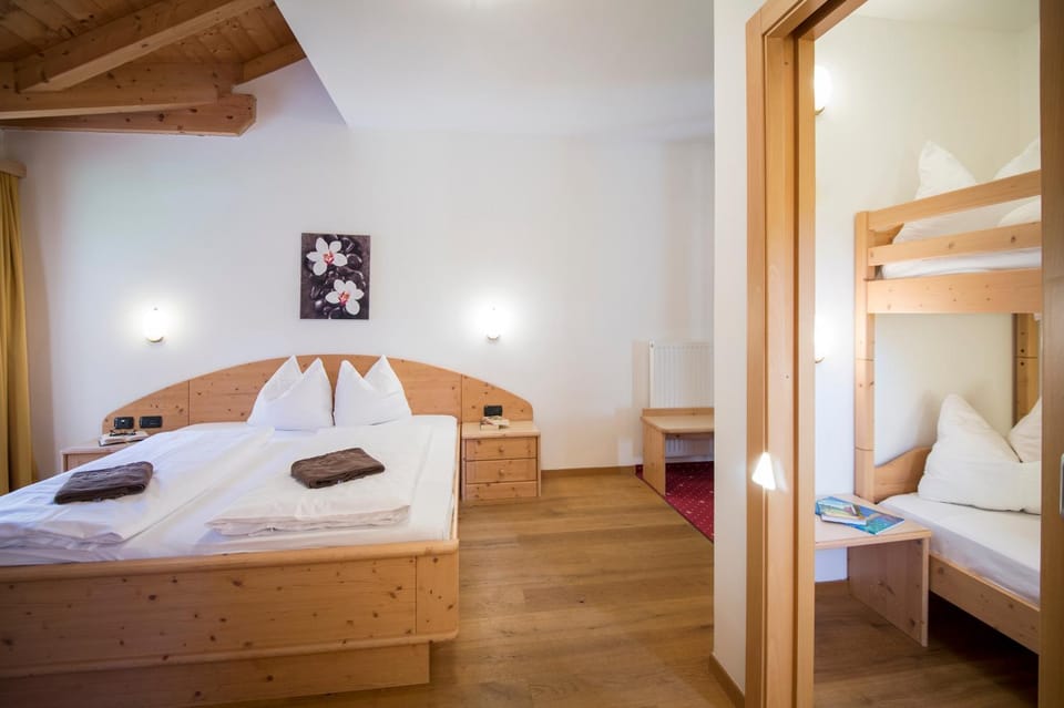Bedroom, bunk bed