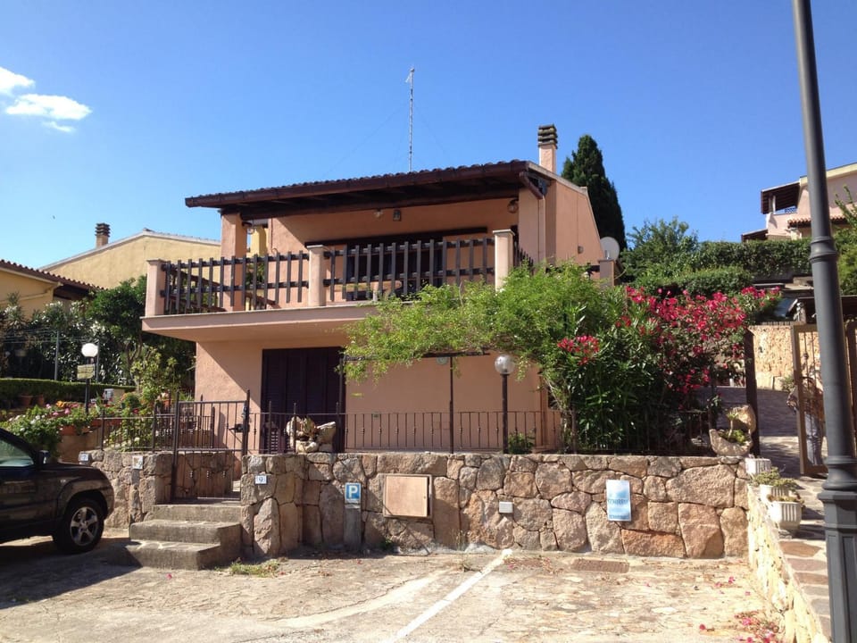 Staff, Facade/entrance, Day, Summer, Floor plan, On site, Family