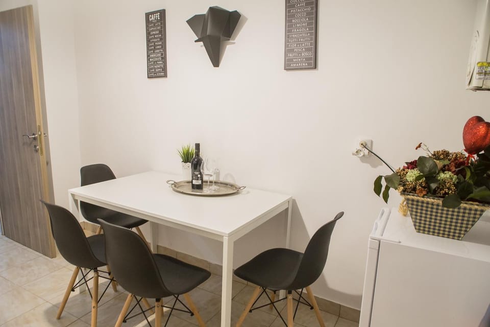 Kitchen or kitchenette, Seating area, Dining area