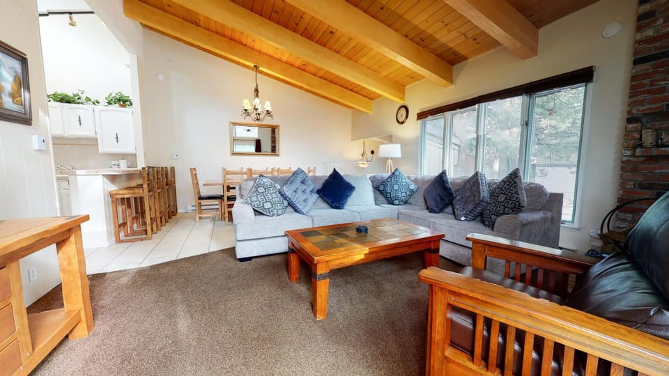 Chateau de Montagne #29 Condo Apartment in Mammoth Lakes