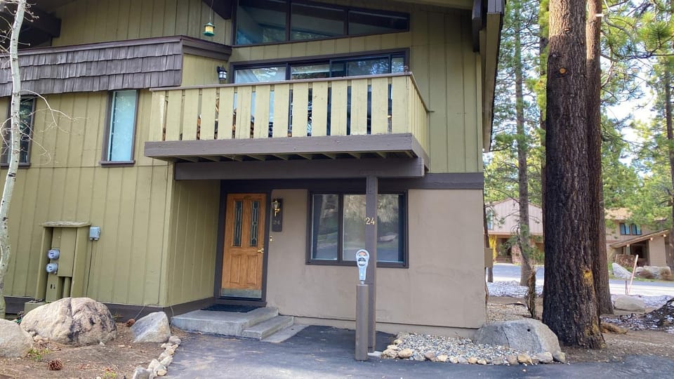 Chateau De Montagne #24 Condo Apartment in Mammoth Lakes