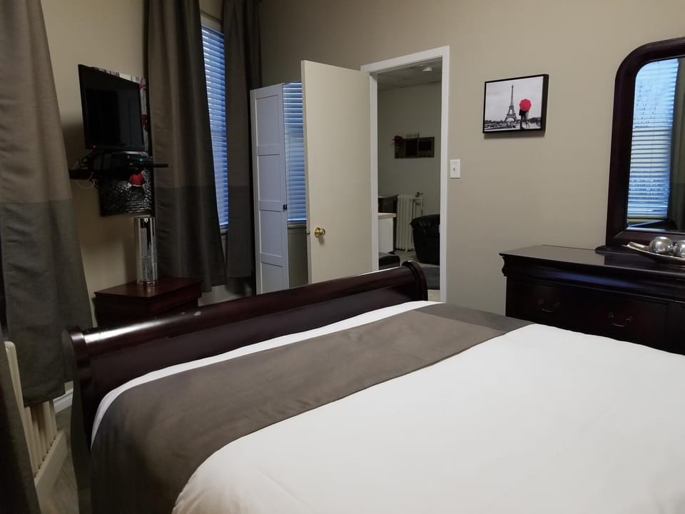 1-Bedroom Cozy Suite #26 by Amazing Property Rentals Apartment in Gatineau
