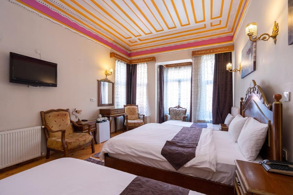 Bed, TV and multimedia, Living room, Seating area, Bedroom