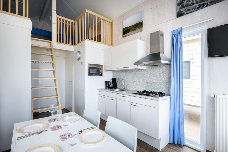 Kitchen or kitchenette, dishwasher, stove