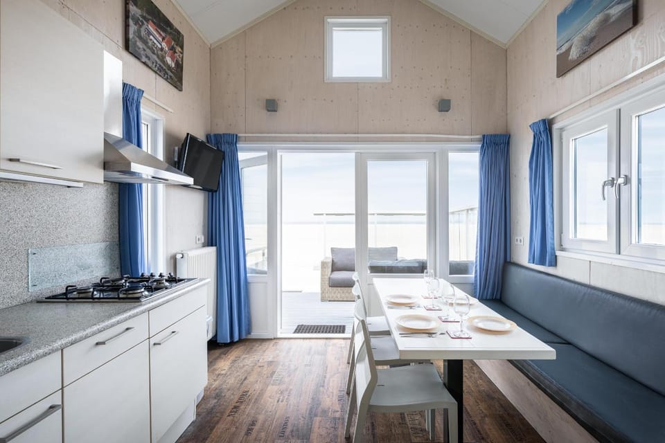 Kitchen or kitchenette, Seating area, Dining area
