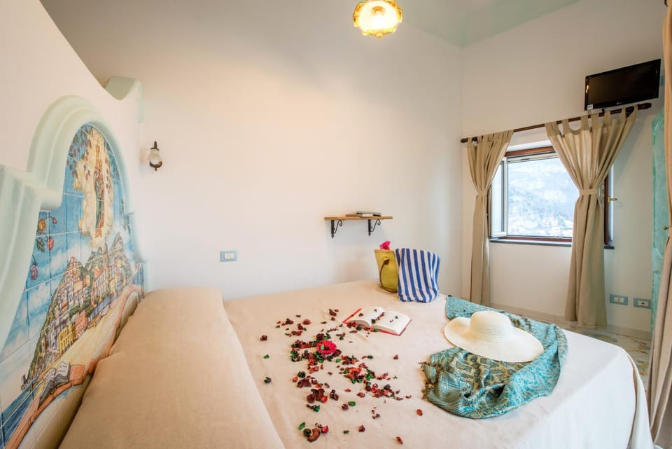 Photo of the whole room, Decorative detail, Bedroom, City view, Sea view