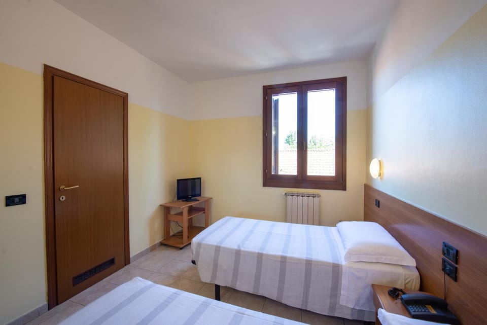Bed, TV and multimedia, Bedroom, internet, wardrobe