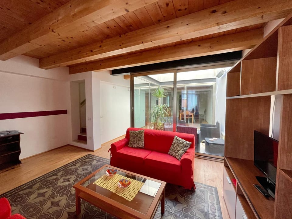 Communal lounge/ TV room, TV and multimedia, Living room, Seating area