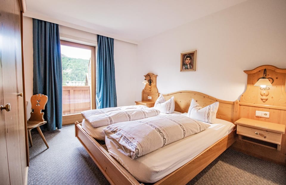 Bed, Balcony/Terrace, Photo of the whole room, Bedroom