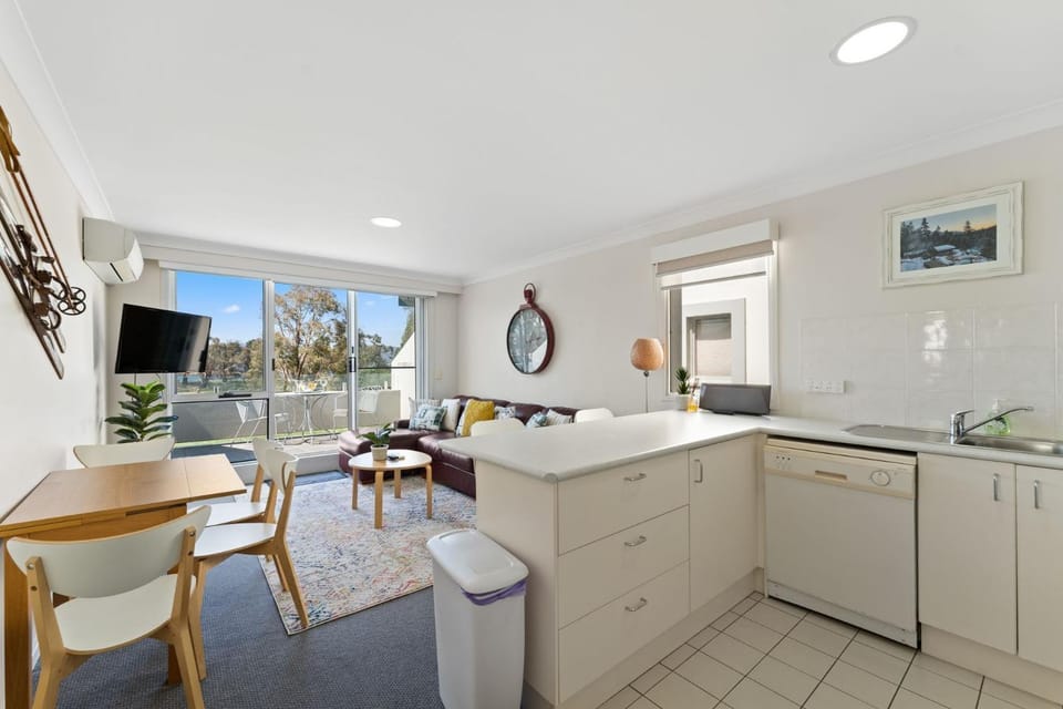 Horizons 216 - Deluxe Lake Front Studio l Pool l Tennis l Air-Con House in Jindabyne
