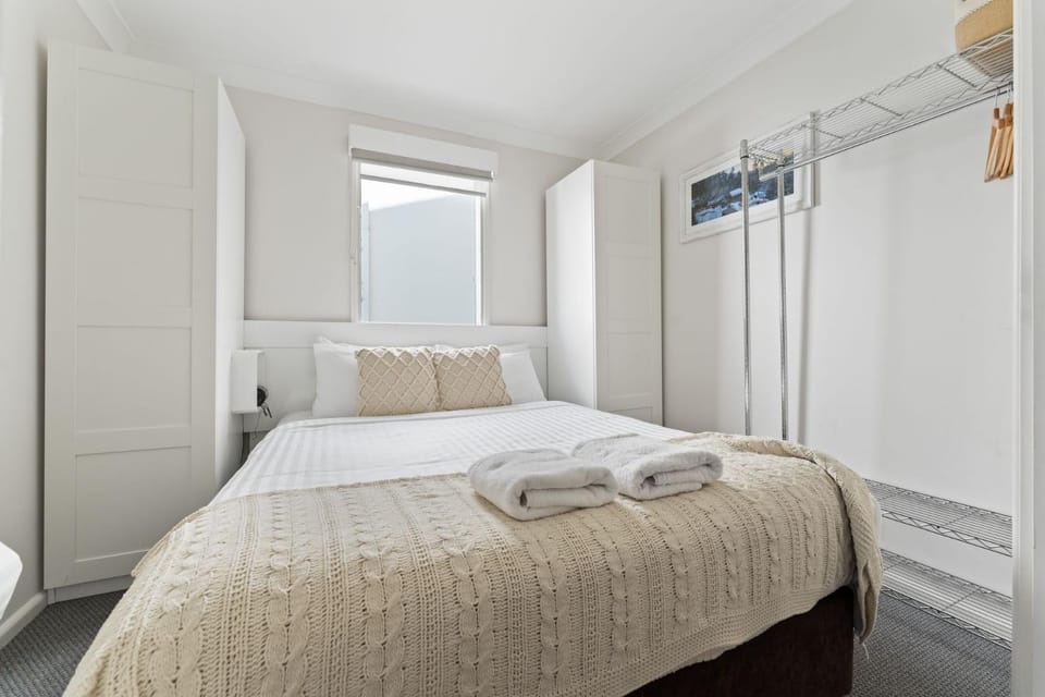 Horizons 216 - Deluxe Lake Front Studio l Pool l Tennis l Air-Con House in Jindabyne
