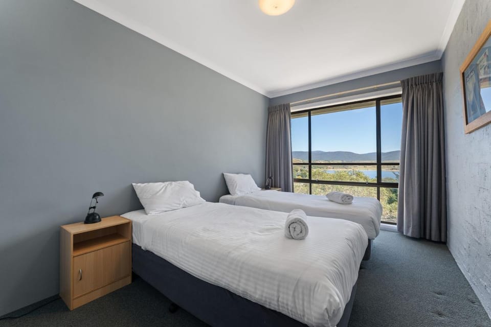 Alpine Mountain View 18 - 4BR l Mountain Views l Swimming Pool l Air-Con l WiFi House in Jindabyne