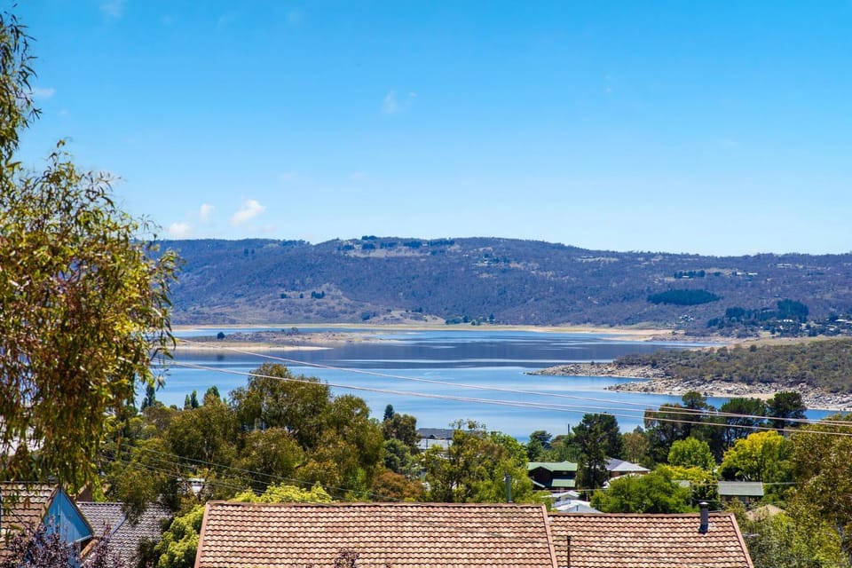 Snowbird 1 - Charming 2BR Townhouse l Lake Views l Air-Con l Off-Street Parking House in Jindabyne