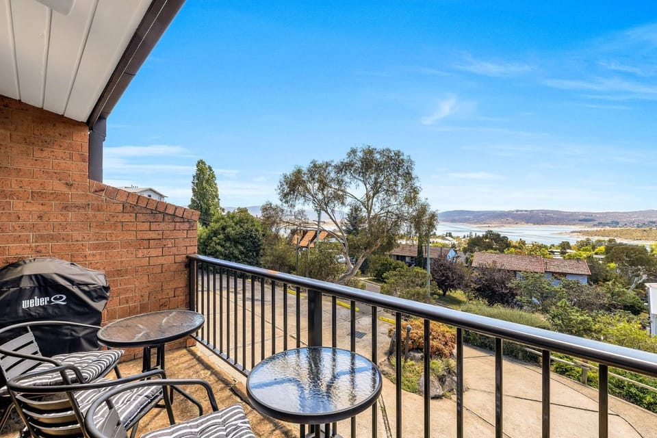 Snowbird 1 - Charming 2BR Townhouse l Lake Views l Air-Con l Off-Street Parking House in Jindabyne