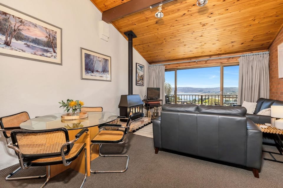 Snowbird 1 - Charming 2BR Townhouse l Lake Views l Air-Con l Off-Street Parking House in Jindabyne