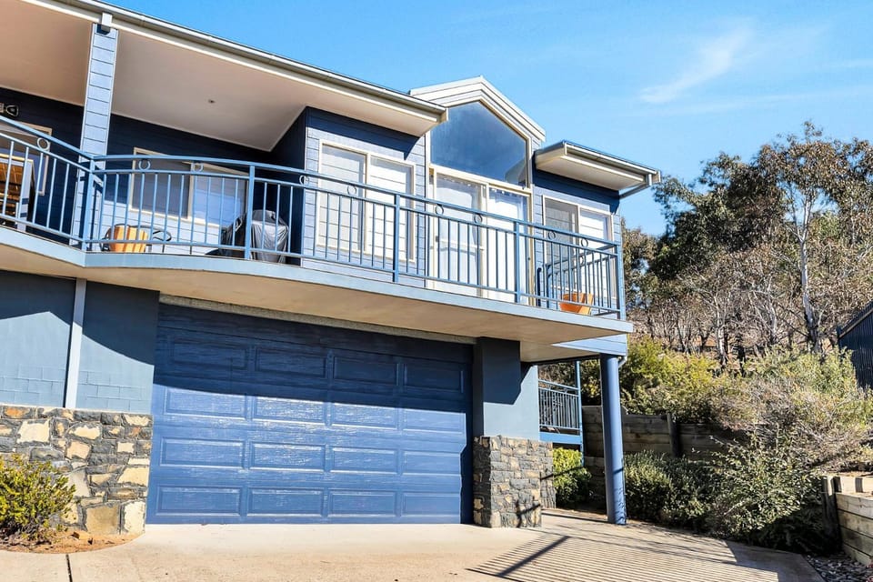Torino 6 Lake Jindabyne Snowy Mountain Views and Ducted Air House in Jindabyne
