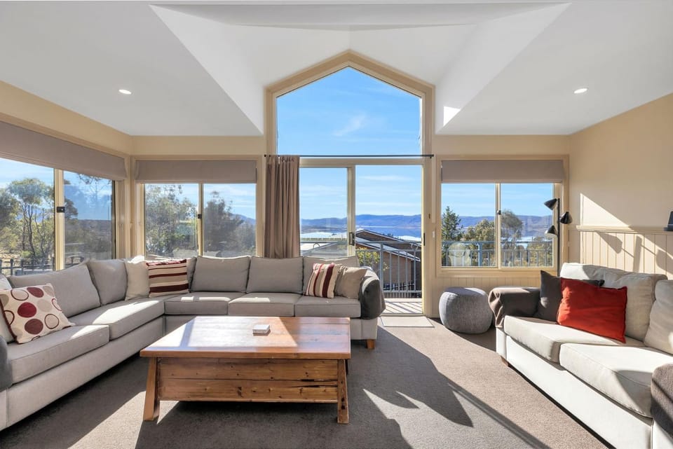 Torino 6 Lake Jindabyne Snowy Mountain Views and Ducted Air House in Jindabyne
