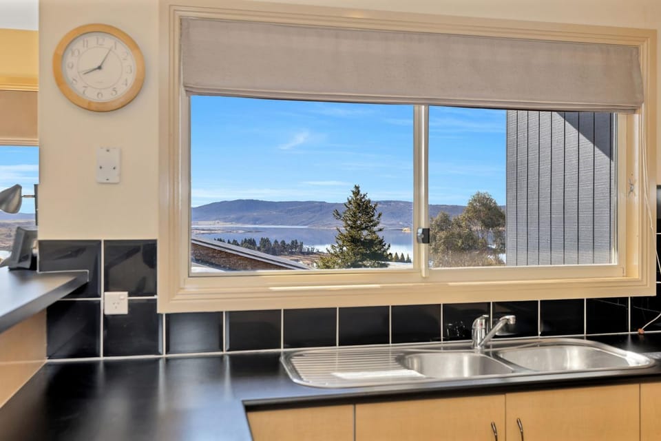 Torino 6 Lake Jindabyne Snowy Mountain Views and Ducted Air House in Jindabyne