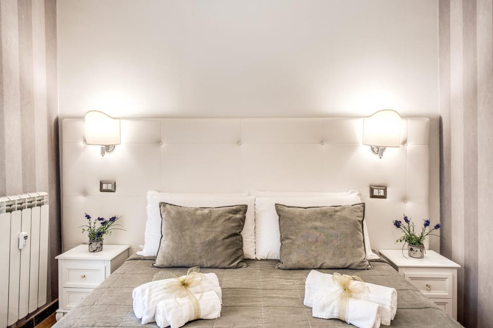 Bed, Photo of the whole room, Decorative detail