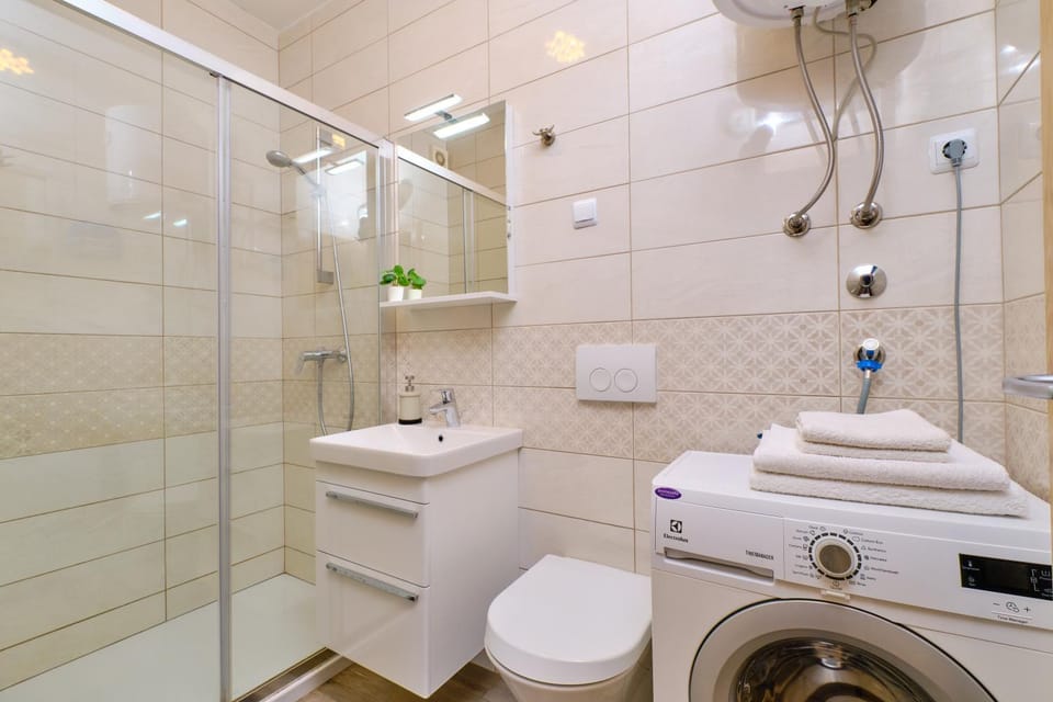 Shower, Toilet, Bathroom, towels, washing machine