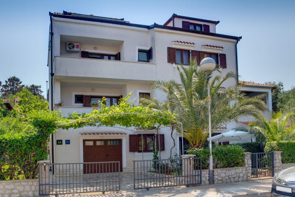 Patio, Facade/entrance, Day, BBQ facilities, Garden, Balcony/Terrace, On site, Pets, Garden view, Mountain view, Sea view, Family, Parking, safe