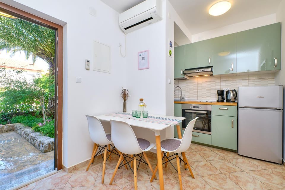 Coffee/tea facilities, Kitchen or kitchenette, Seating area, Dining area, oven, stove, toaster, air conditioner