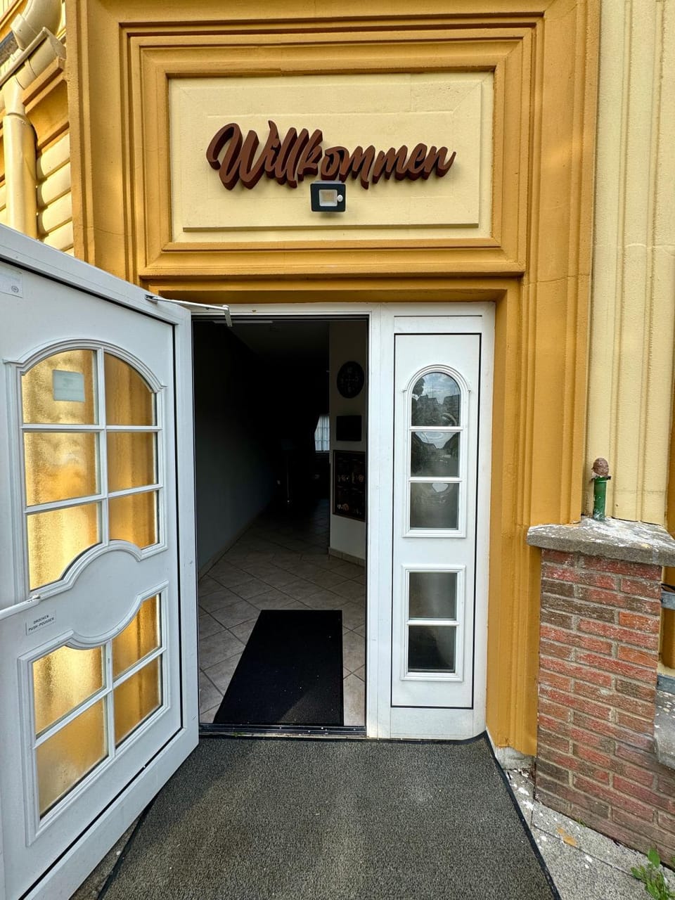 Facade/entrance