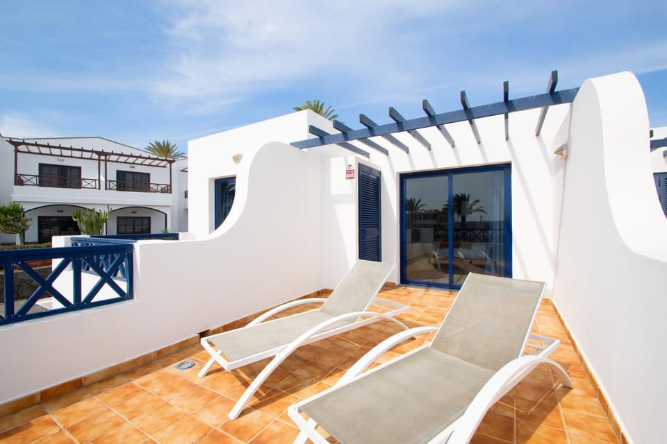 Property building, View (from property/room), Balcony/Terrace, Swimming pool, locker, sunbed