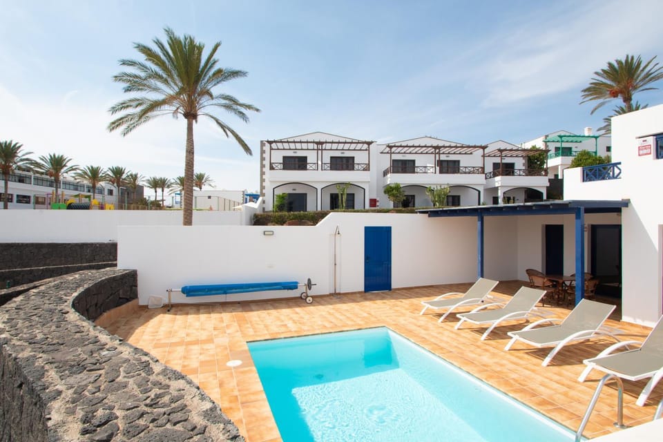 Property building, Balcony/Terrace, Pool view, sunbed