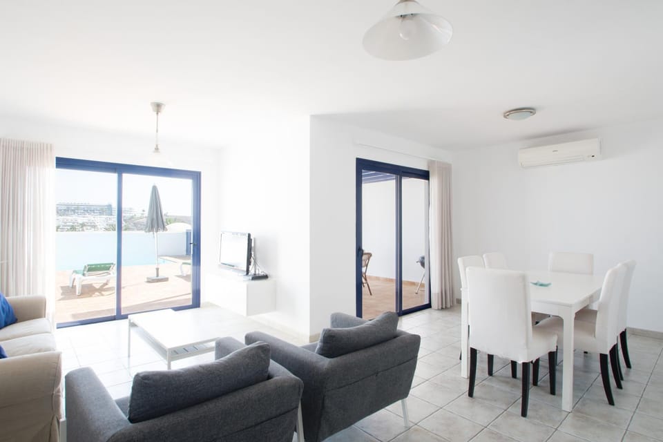 Living room, Seating area, Dining area, locker, air conditioner