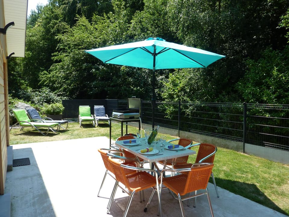Property building, Patio, Spring, Garden, Dining area, Garden view, sunbed