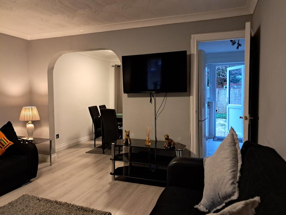 TV and multimedia, Living room, Seating area, Evening entertainment