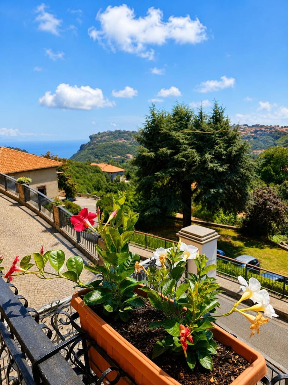 View (from property/room), Balcony/Terrace, City view, Mountain view