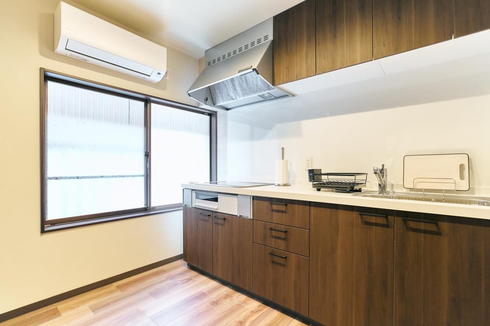 Kitchen or kitchenette, air conditioner