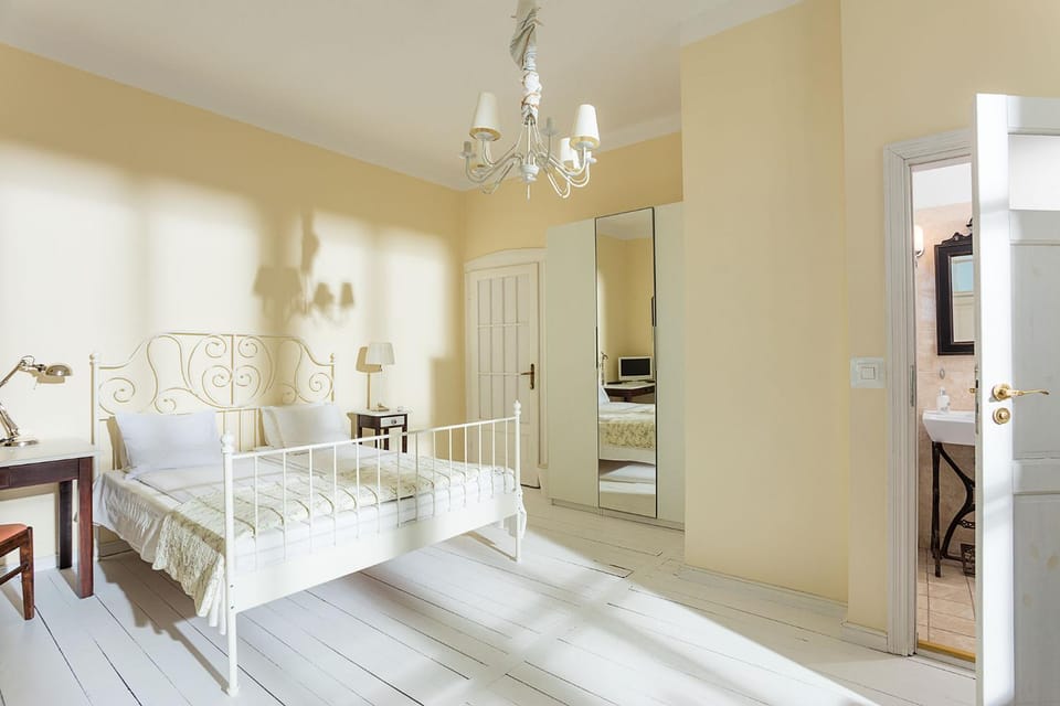 Bed, Photo of the whole room, Bedroom, Garden view