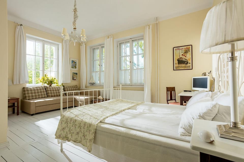 Bed, Photo of the whole room, Bedroom, Garden view