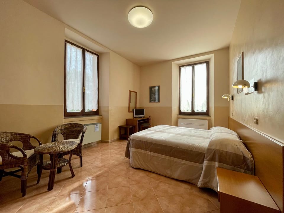 Photo of the whole room, Bedroom, air conditioner