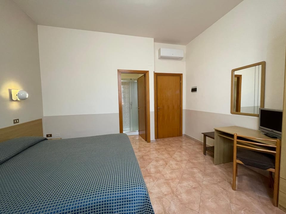 Photo of the whole room, air conditioner