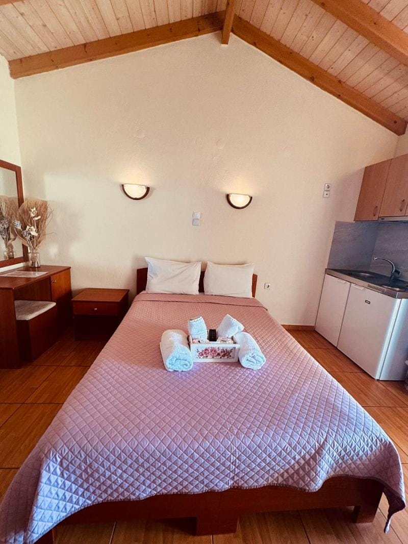 Bed, Kitchen or kitchenette, Photo of the whole room, Bedroom, minibar, towels