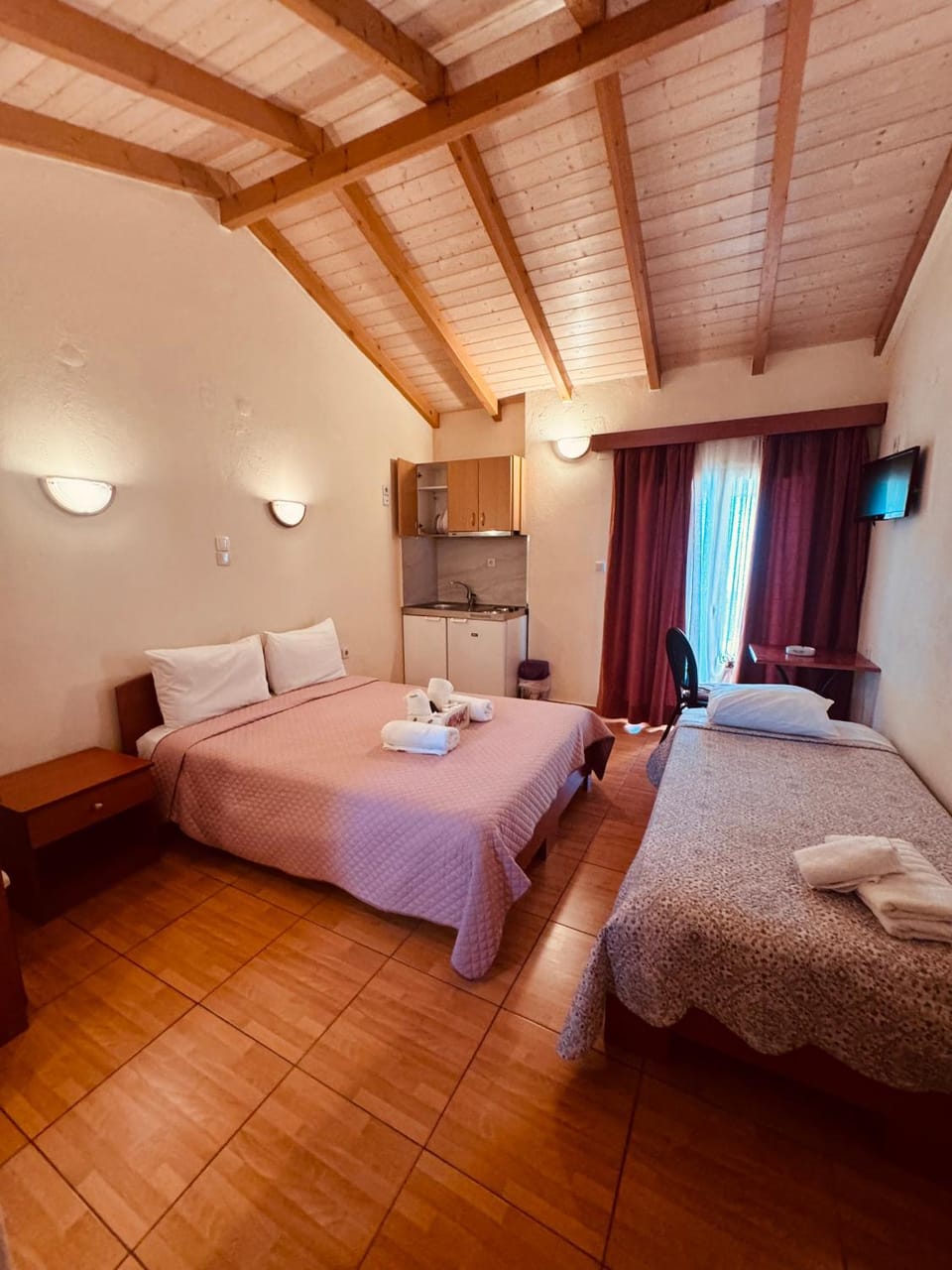 Bed, TV and multimedia, Photo of the whole room, Bedroom, towels